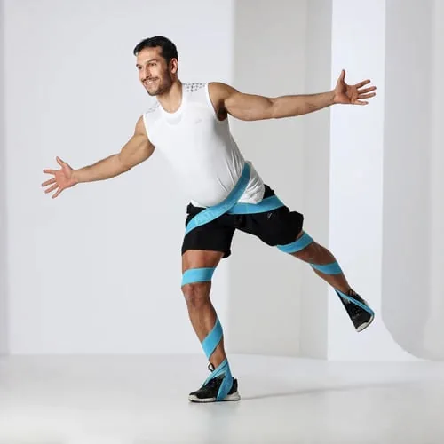 PATband Blueを下肢から体幹に沿わせ、回旋要素を含む片脚支持で使用する男性